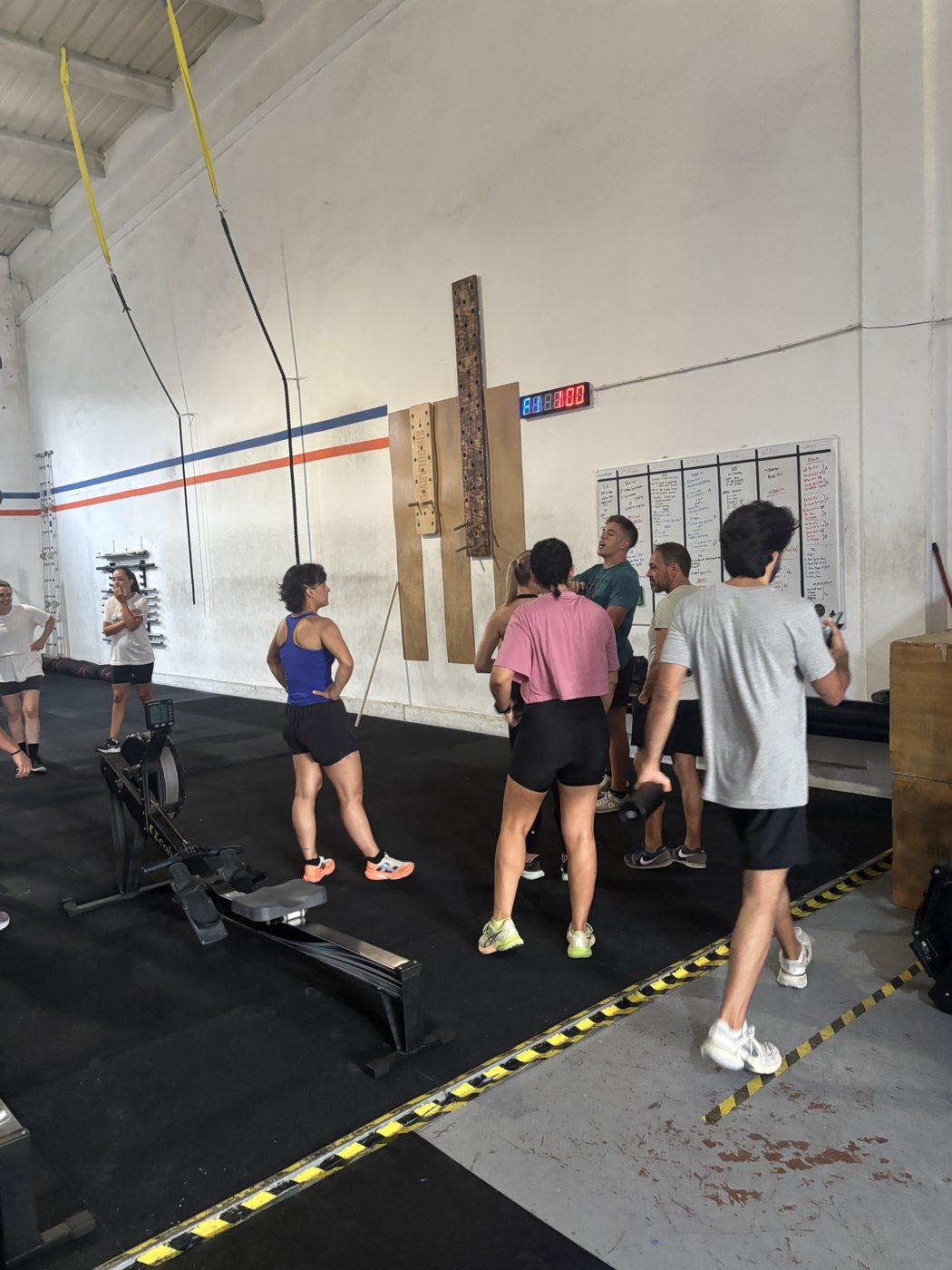 Atletas junto ao quadro de WOD